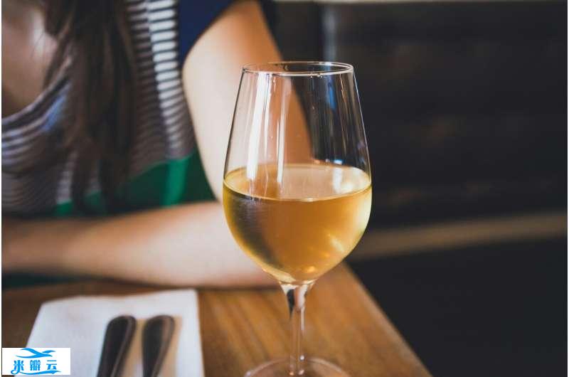 酒精可以导致乳腺癌，但大多数女性并不知道这些健康风险